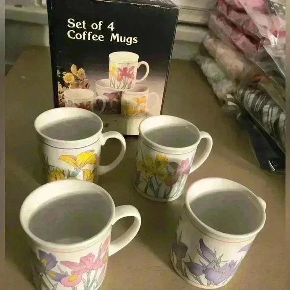 Vintage iris flower mugs, set of 4 made in Korea - Picture 3 of 7